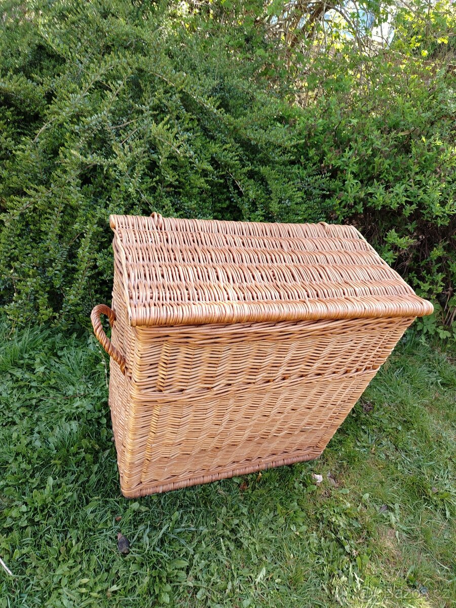 Prodám proutěnou truhlu na hračky, prádlo ....