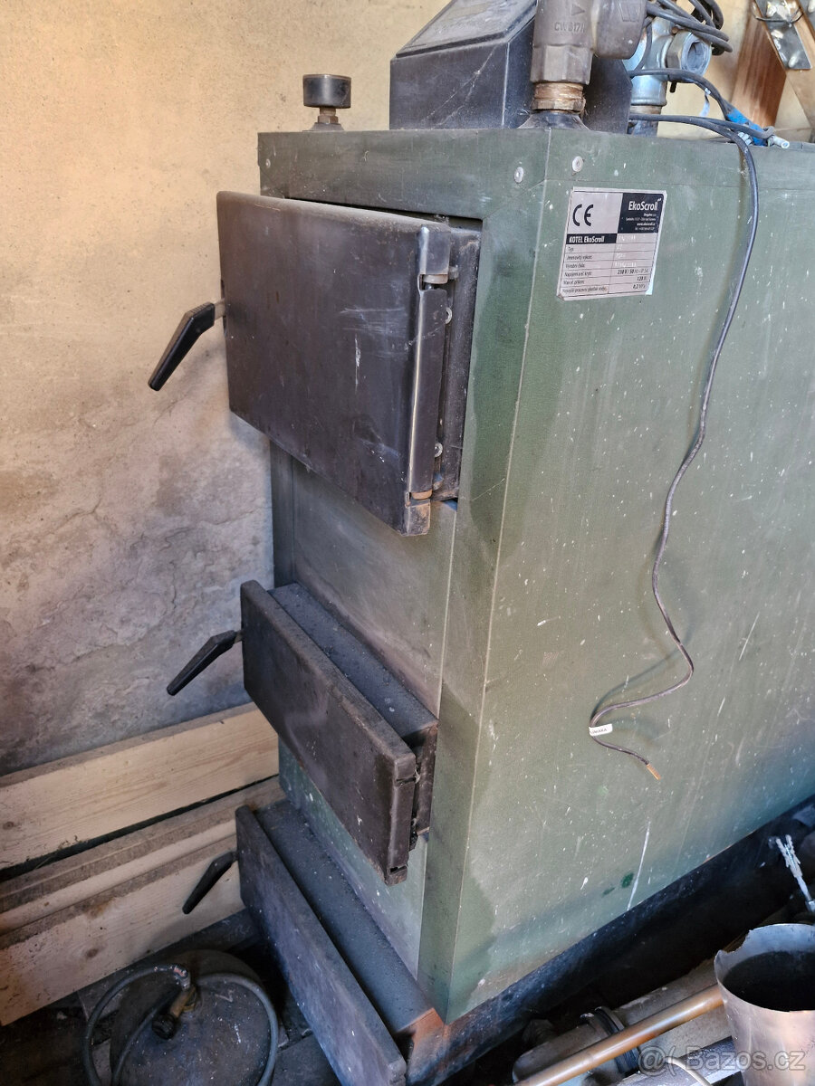 Kotel automat na uhlí s násypkou