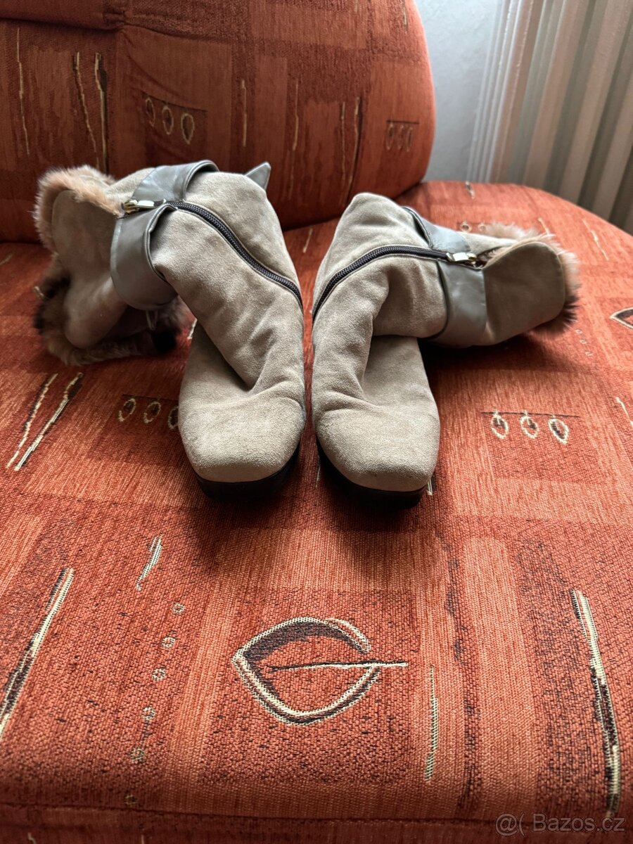 Krásné dámské semišové zimní kozačky s pravým kožíškem