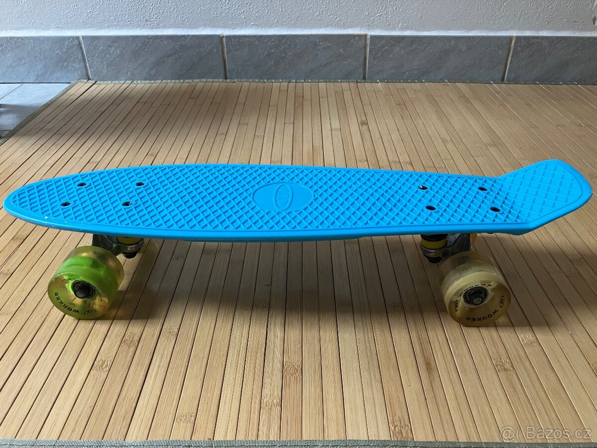Skateboard Worker s blikacími kolečky