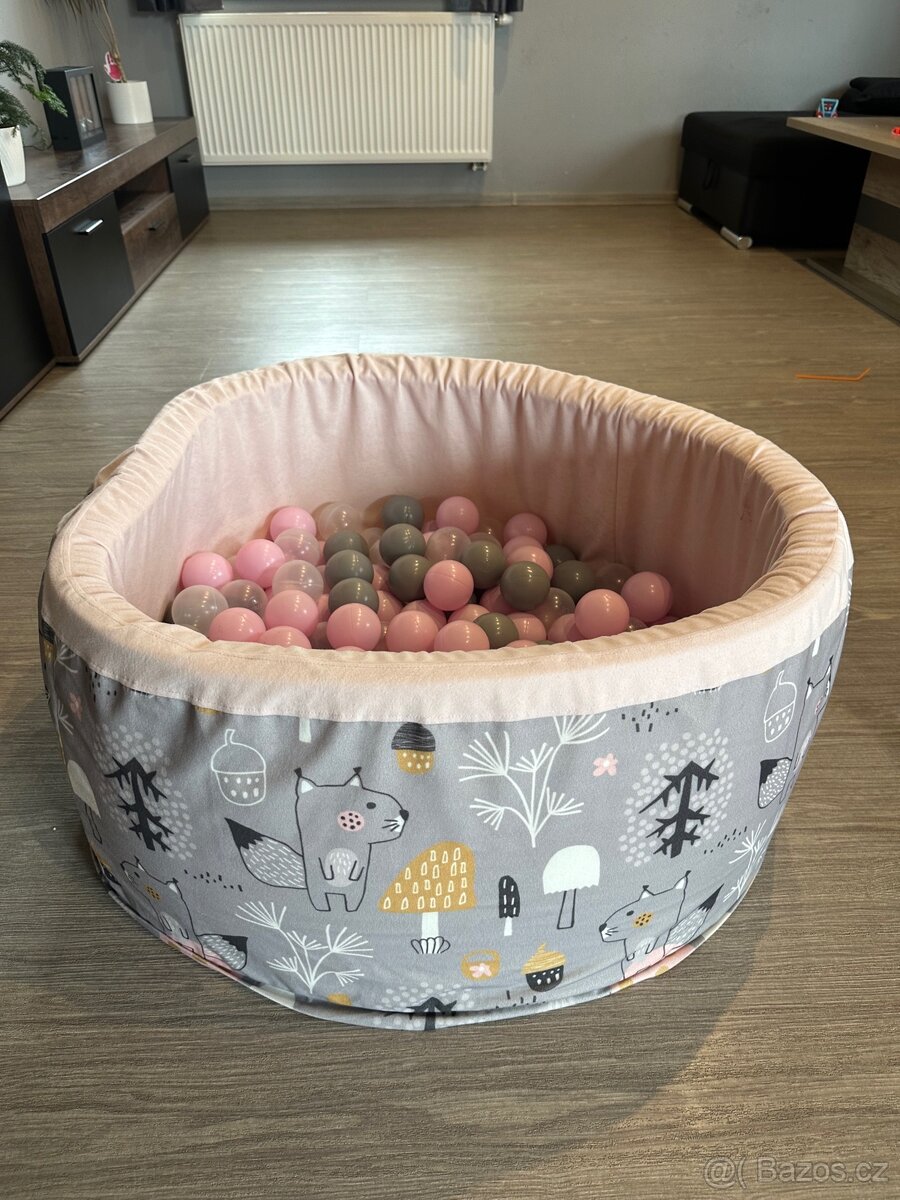 DĚTSKÝ BAZÉNEK S MÍČKY