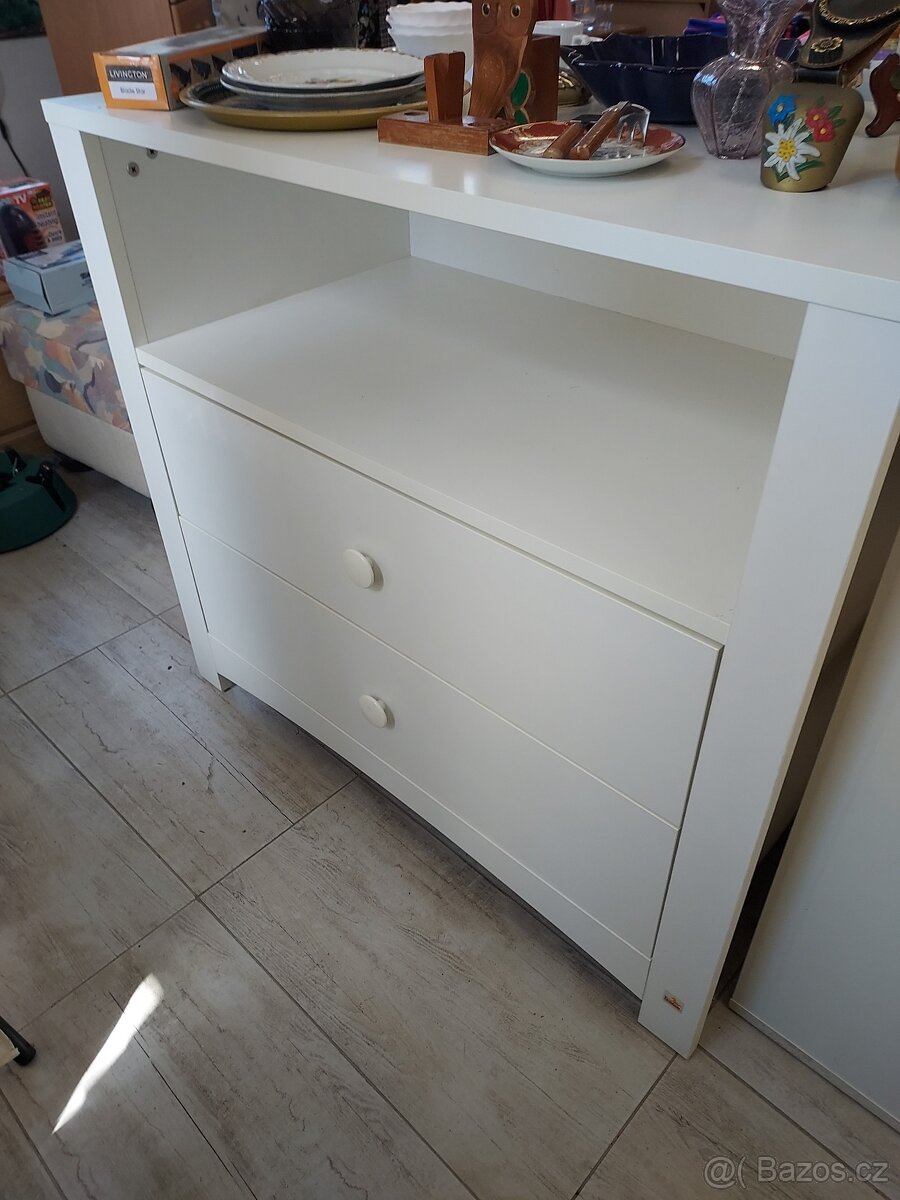 Komoda bila ze šupliky