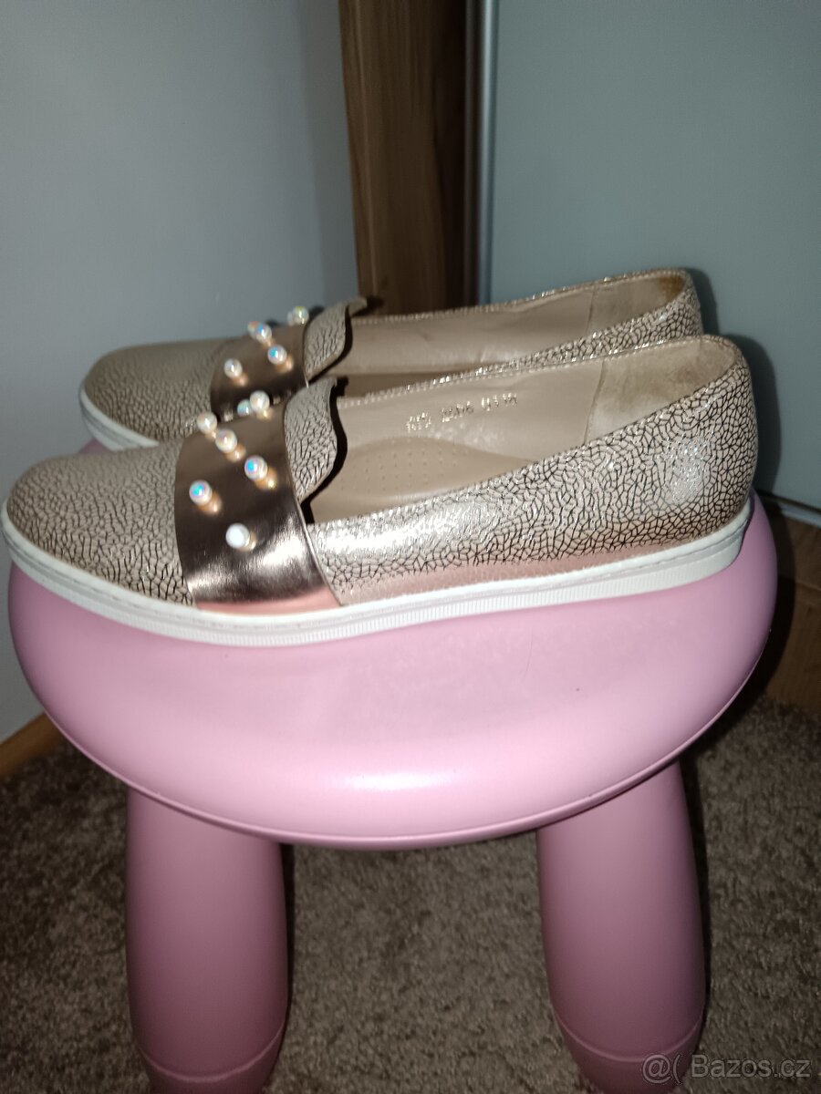 Dámská vycházková obuv.