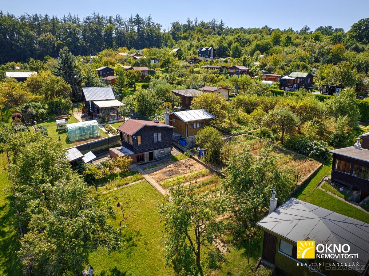 Zahrada s chatkou a výhledem do okolí