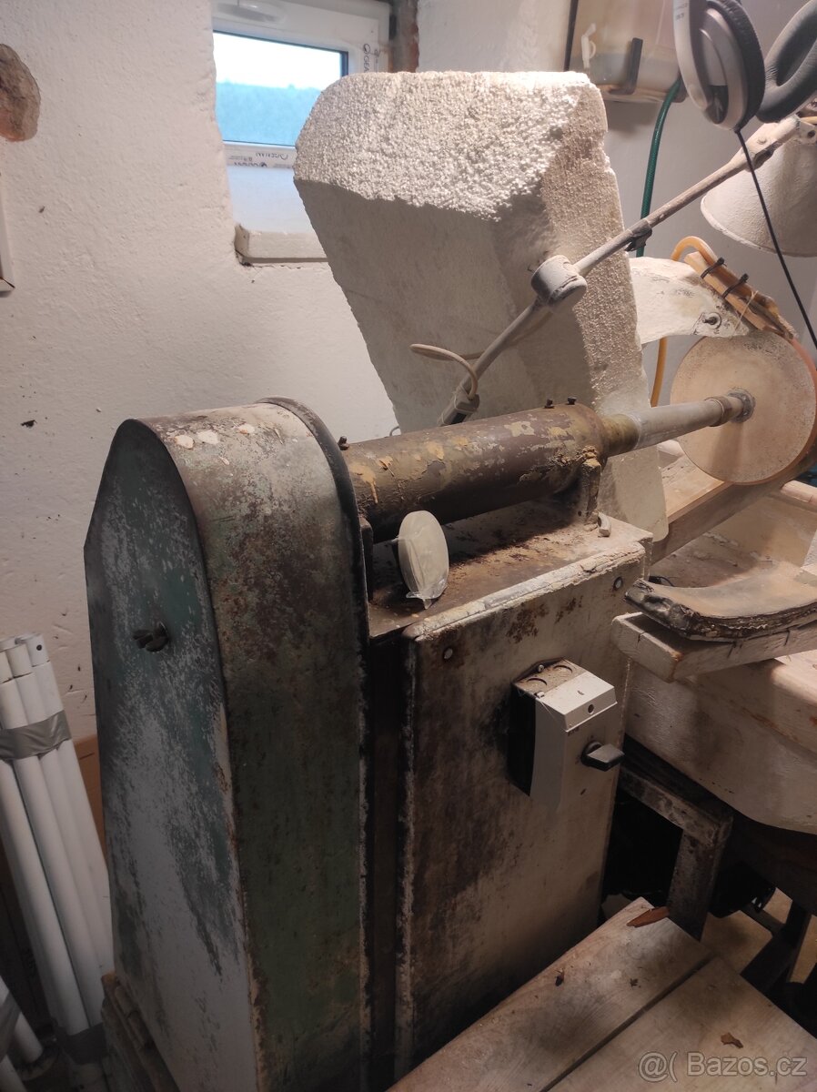 Stroj na broušení skla SPĚCHÁ