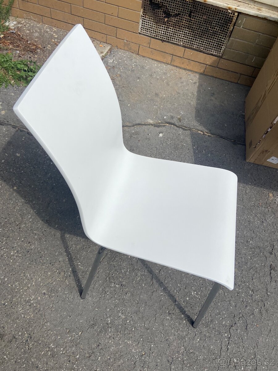 Dvě bílé židle ke stolu z překližky