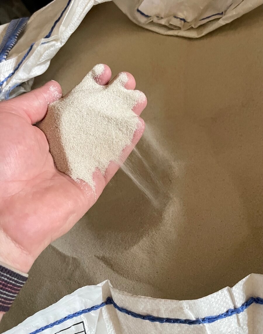 Křemičitý písek do zámkové dlažby pod bazén na tryskání