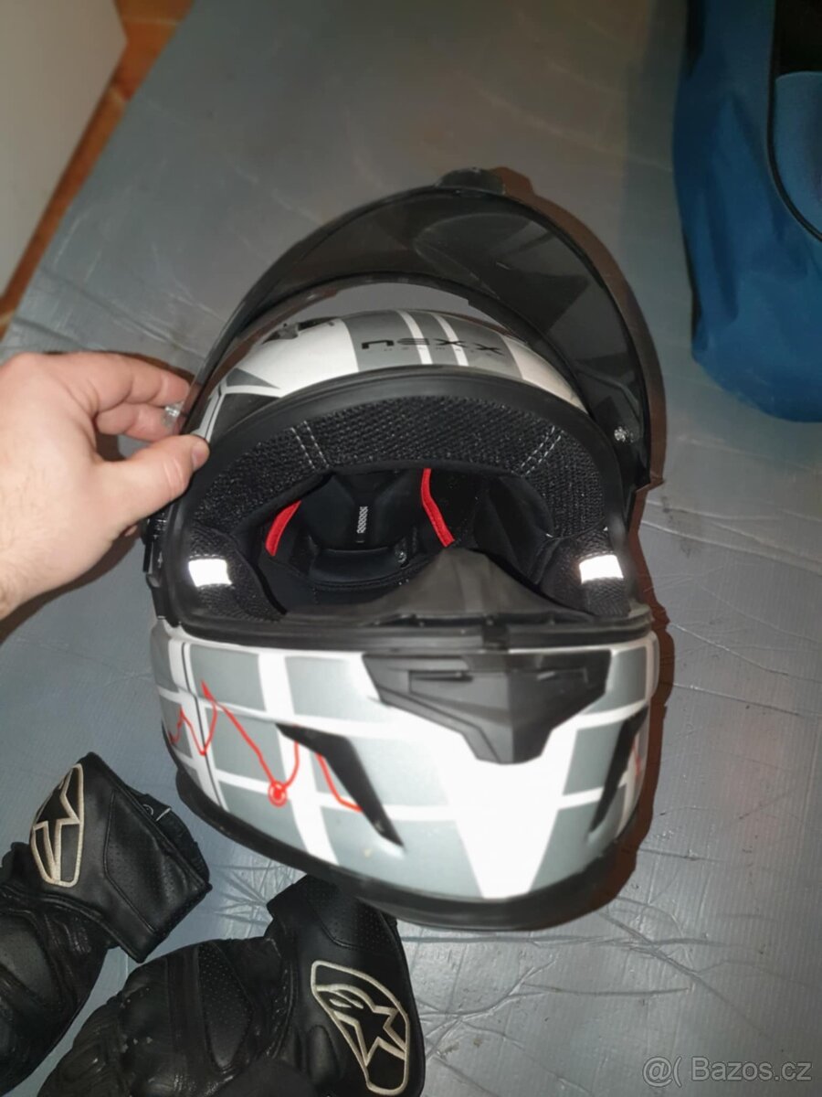 Helma na motorku NEXX XR2 - bílá barva + rukavice