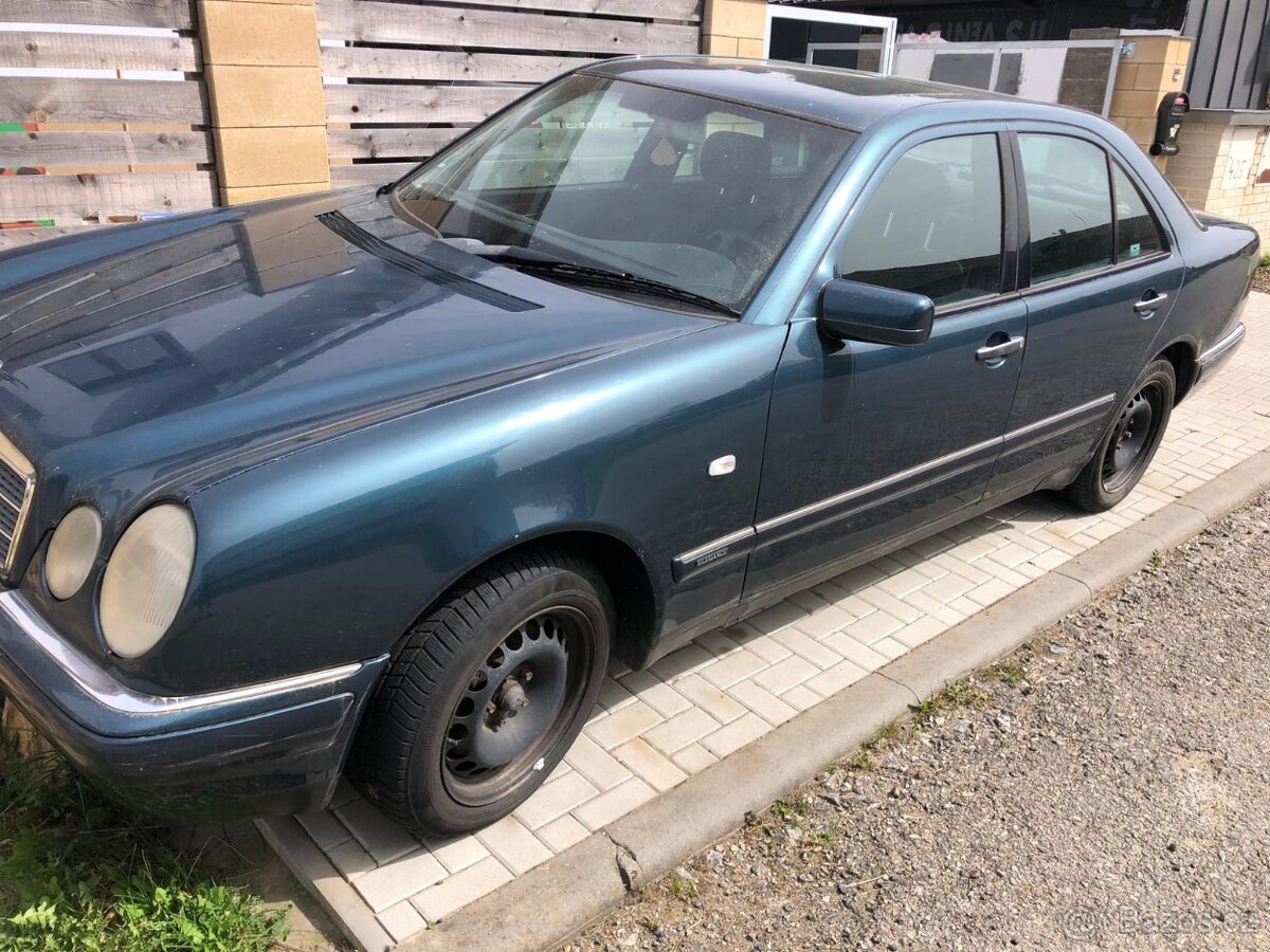 Mercedes e280 benzín