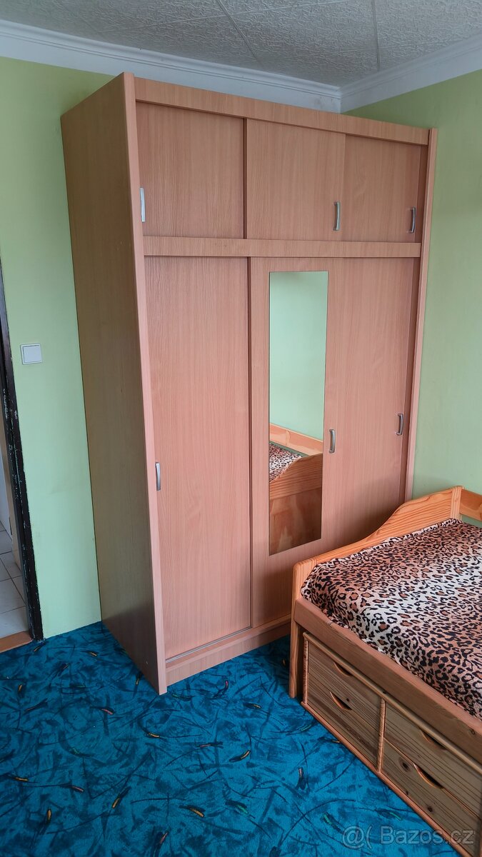 Posuvnou skříň se zrcadlem