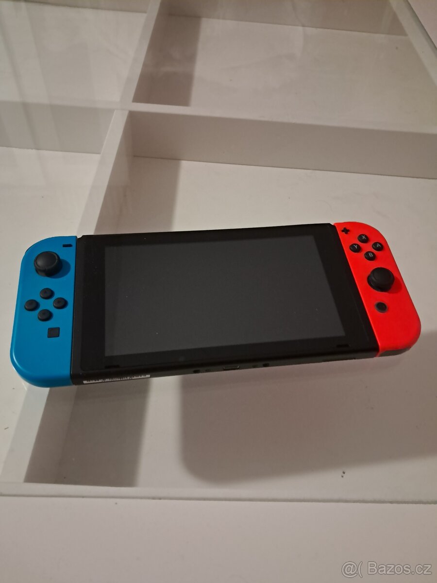 Nintendo Switch + příslušenství a hry