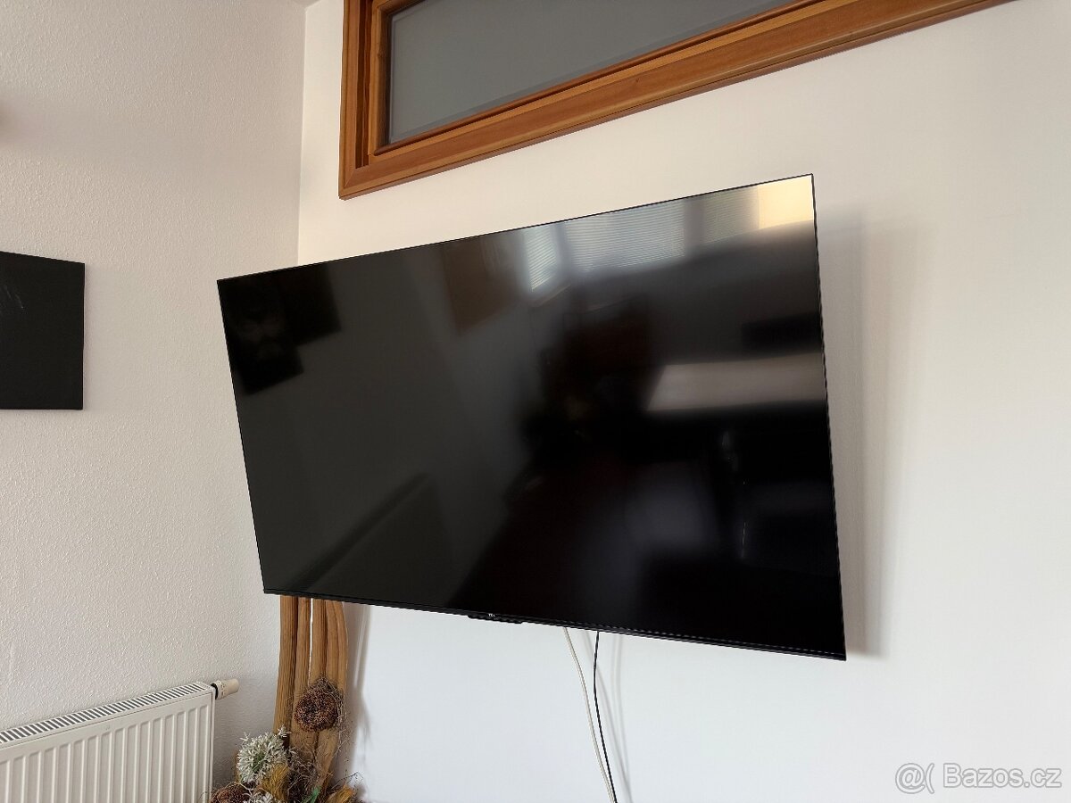 Televize TCL s držákem