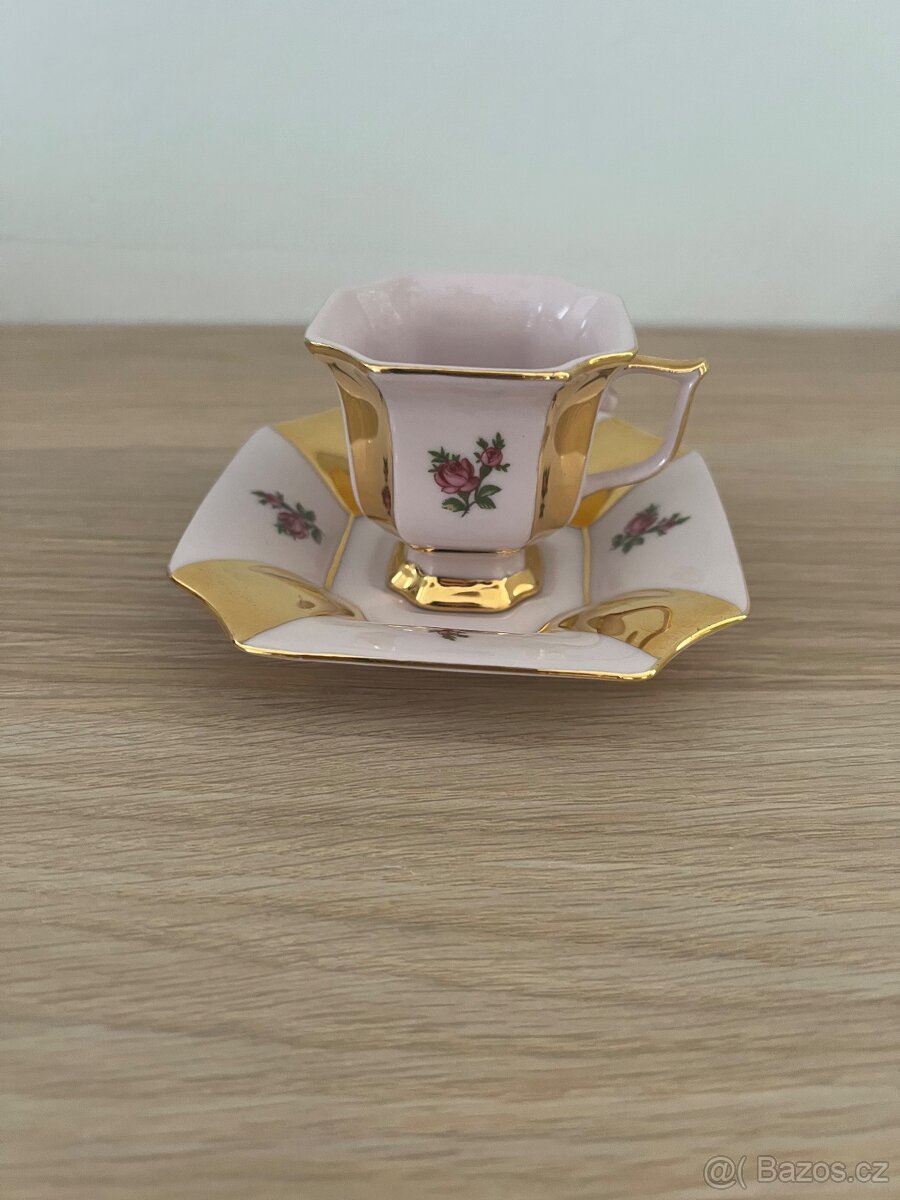 Prodám zlacený hrneček s podšálkem z růžového porcelánu