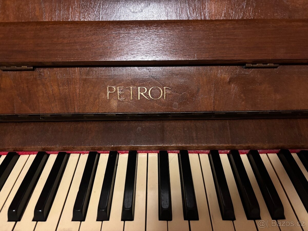 Piano Petrof