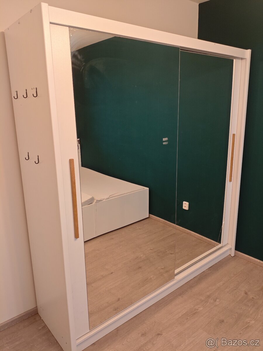 Prodám šatní skříň