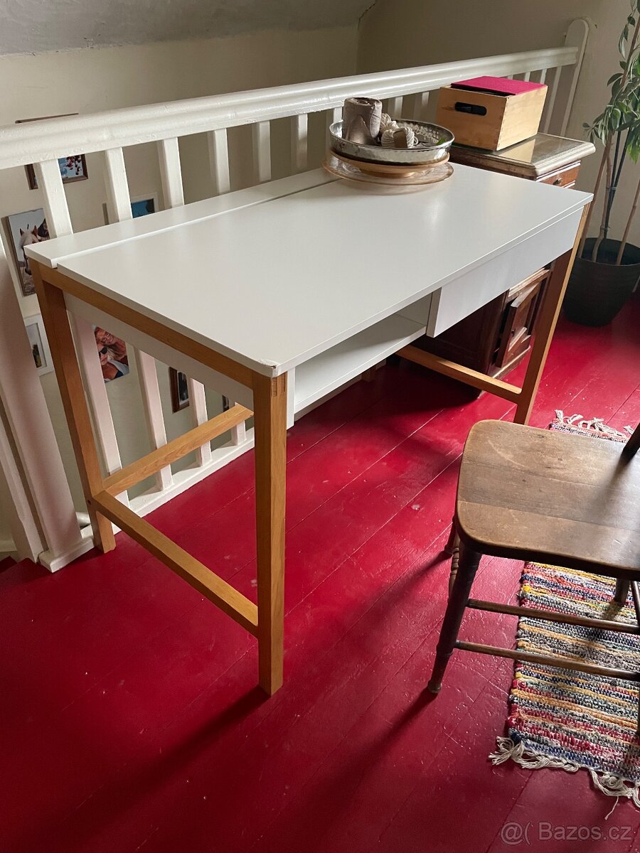 Psací stůl