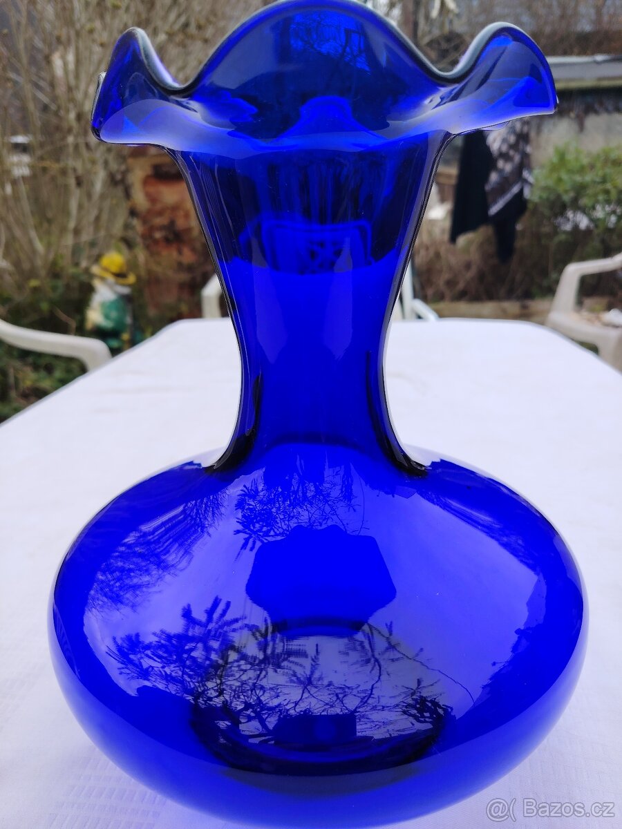 Modrá skleněná baňatá váza