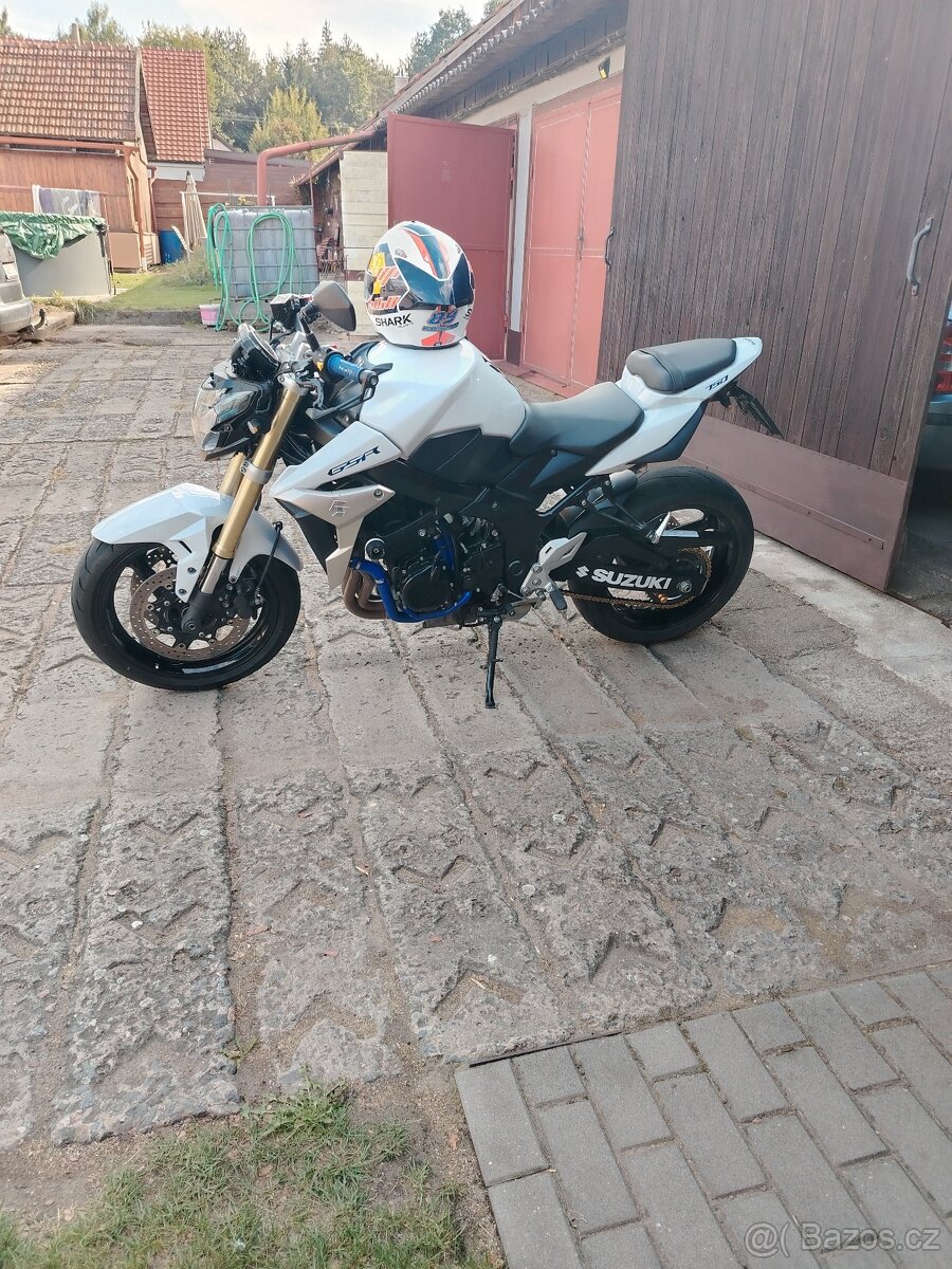 Suzuki gsr 750