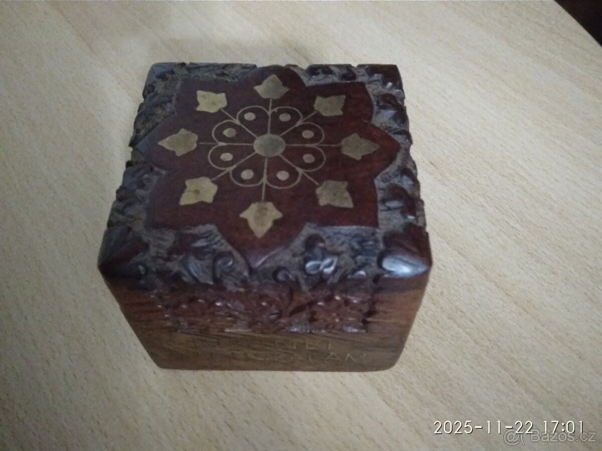 Starožitná dřevěná, vyřezávaná krabička, 70. léta