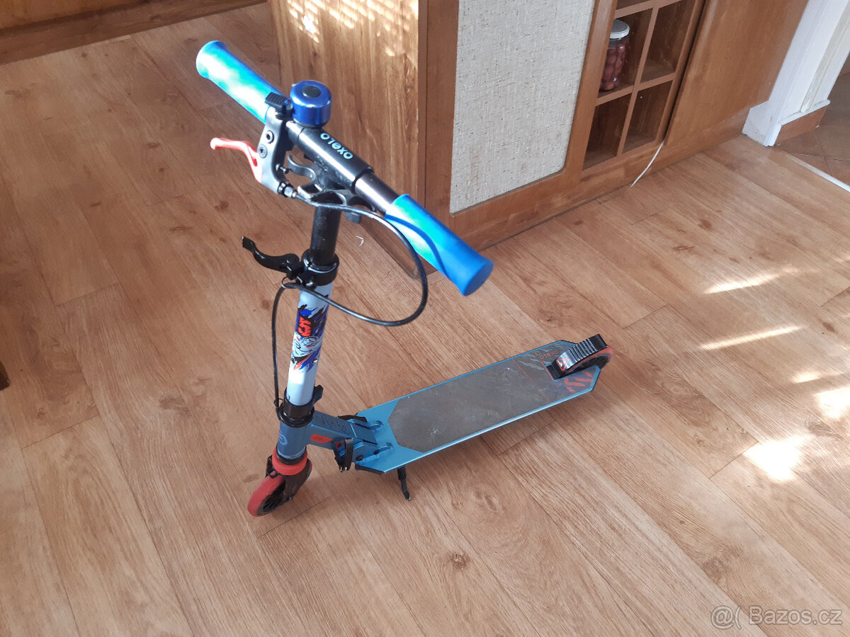 Dětská koloběžka s brzdou na řídítkách a odpružením.