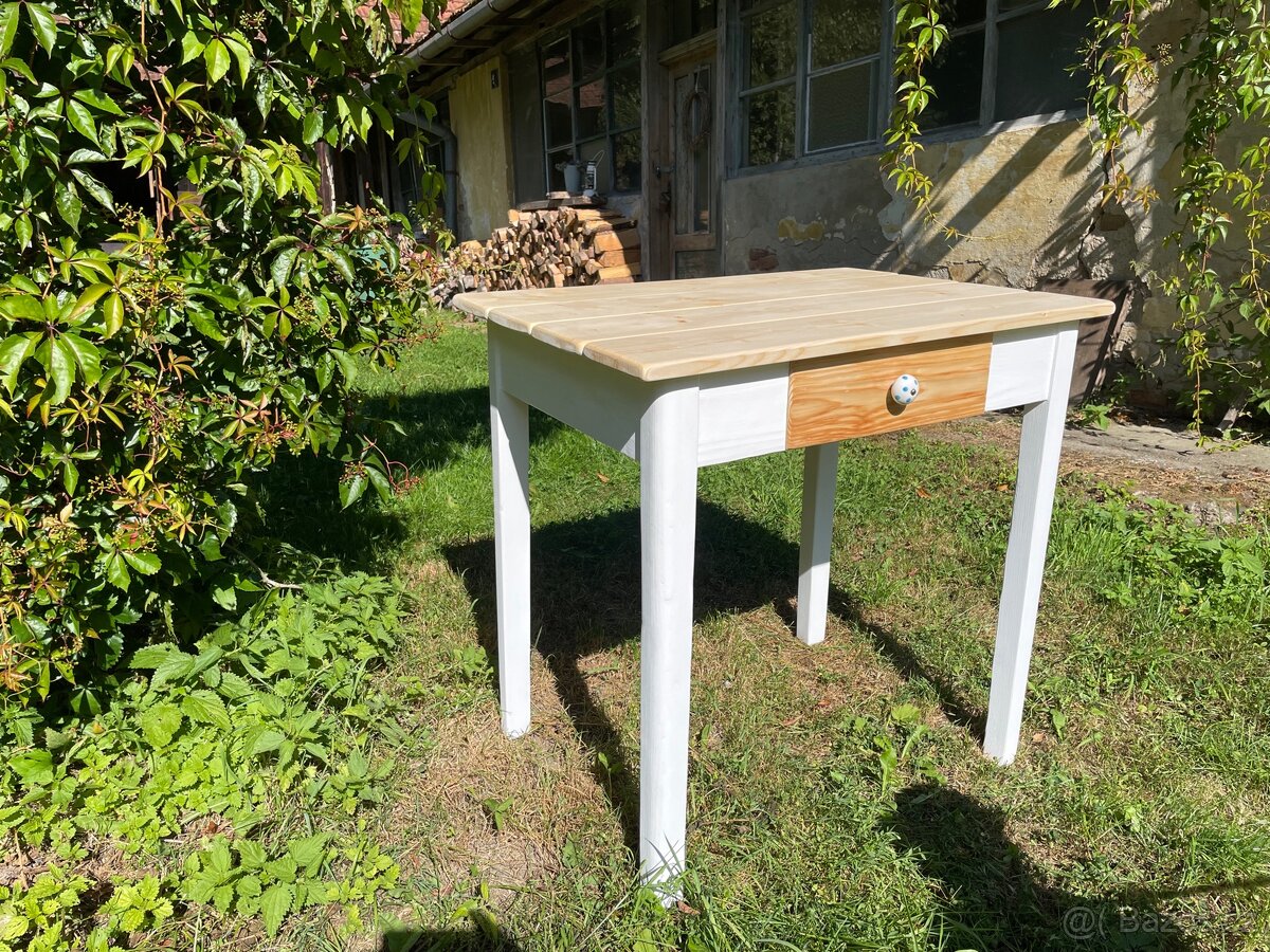 Stůl s šuplíkem