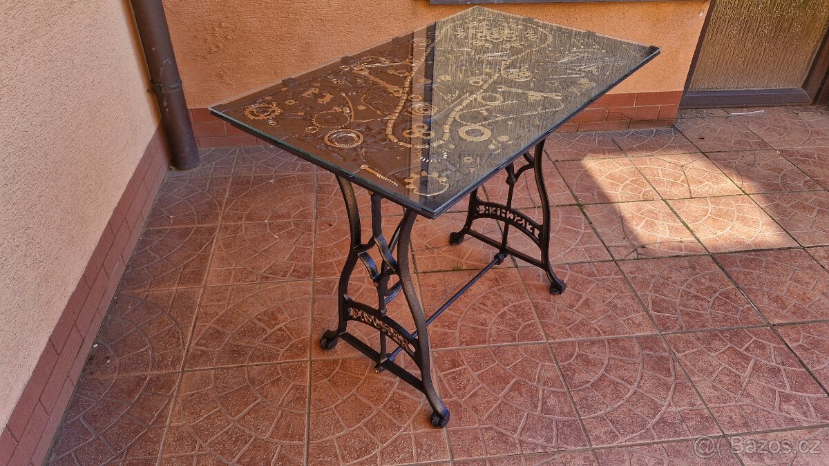 Stůl z kovu