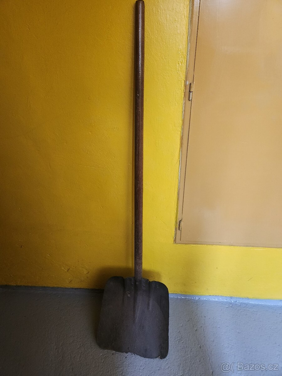 Velká retro lopata uhelka