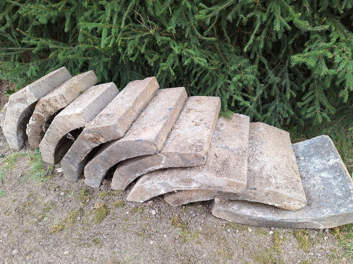 Betonové obrubníky/ dlaždice polokulaté
