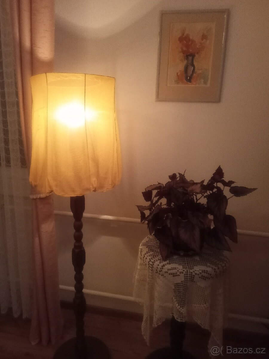 Lampa stojací stará. Levně