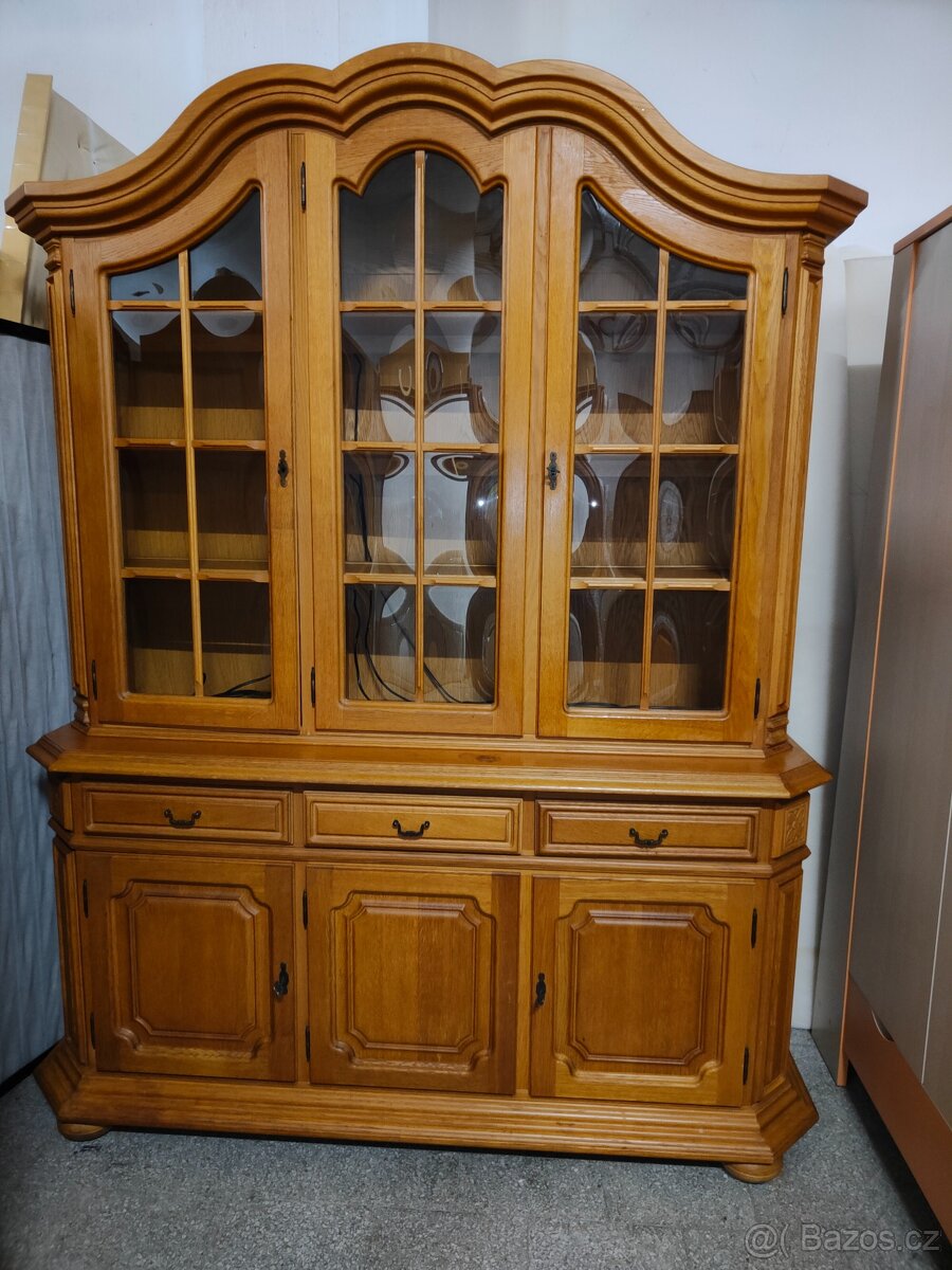 Vitrína rustikální osvětlená