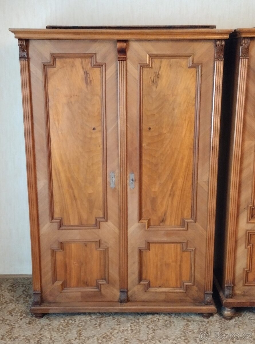 2x skříň v neoklasicistním stylu