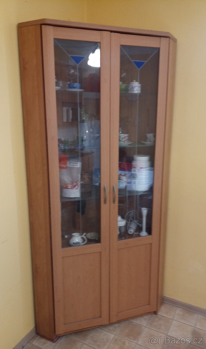 Rohový skleník s osvětlením.