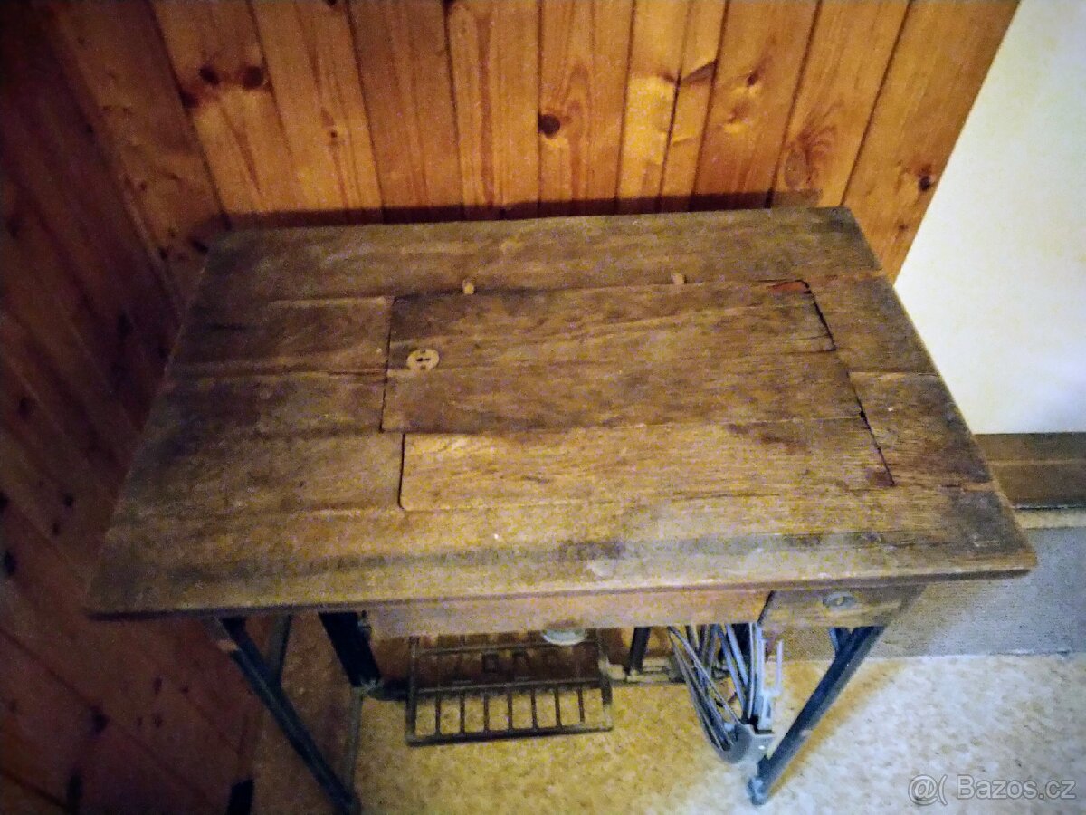 Šicí stroj Lada