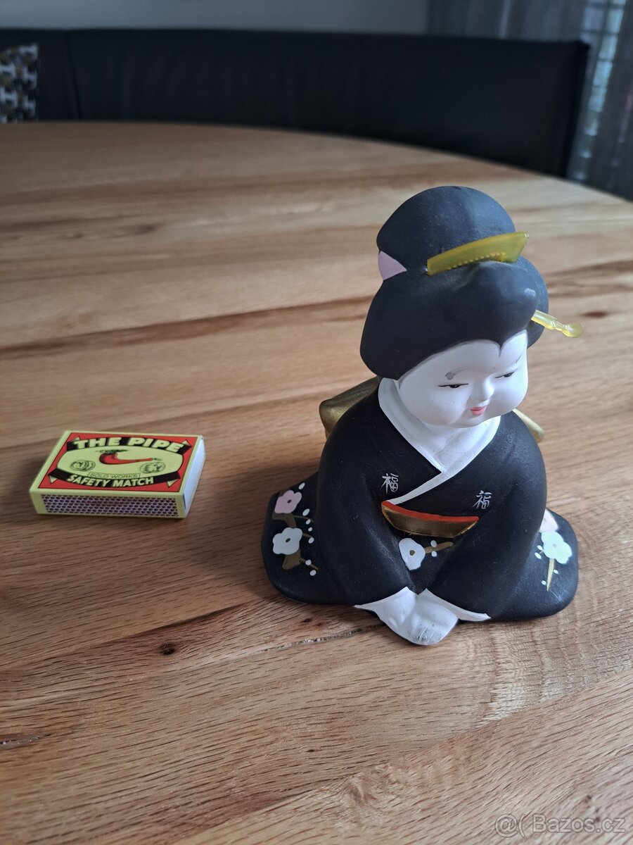 Porcelánová, kolorovaná soška Japonka, levně
