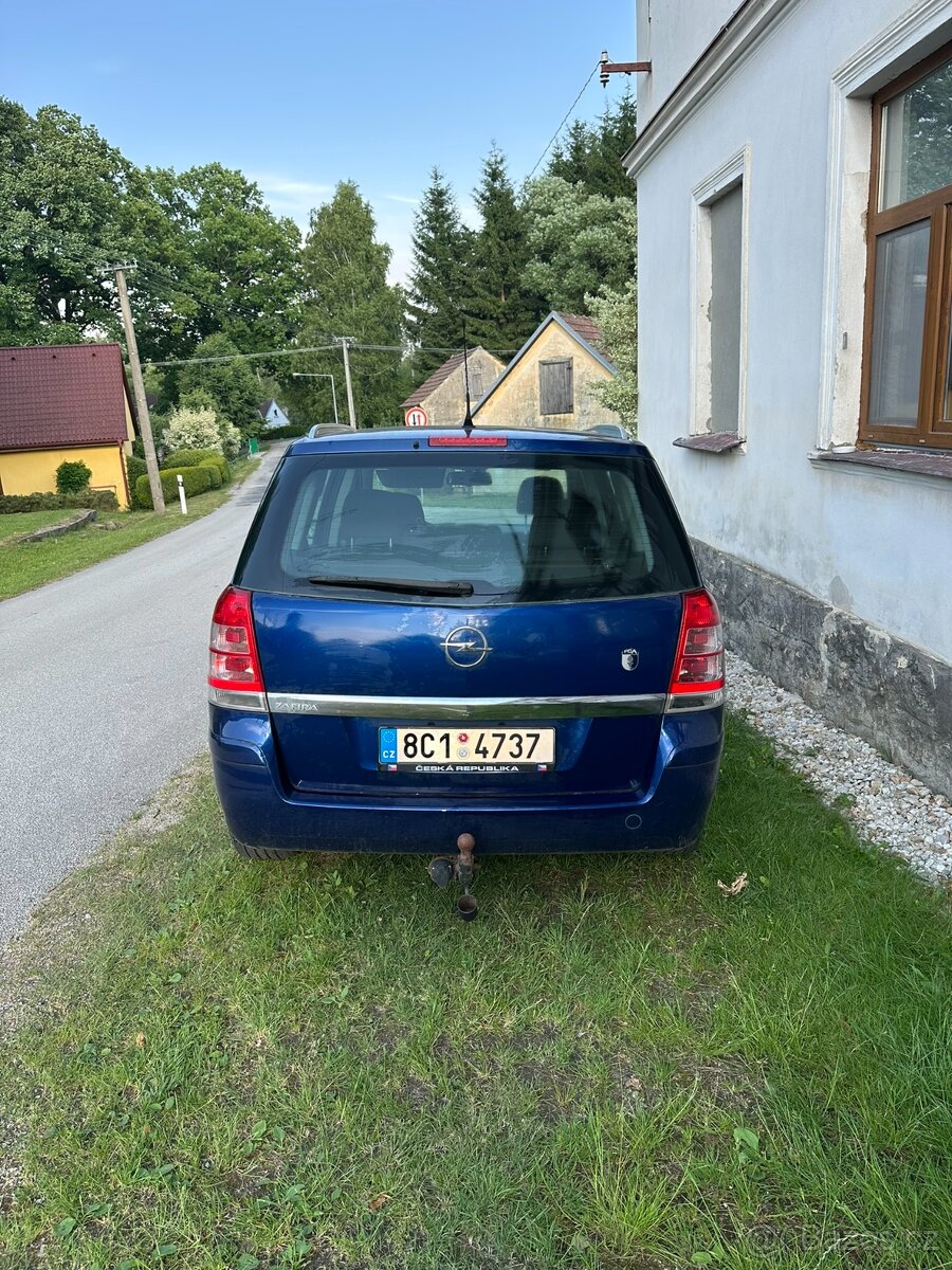 2009 Opel Zafira 1,8 benzín 103kw k opravě nebo na ND