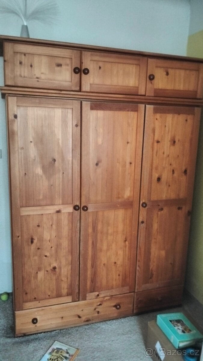 Prostorná dřevěná šatní skříň s nástavcem