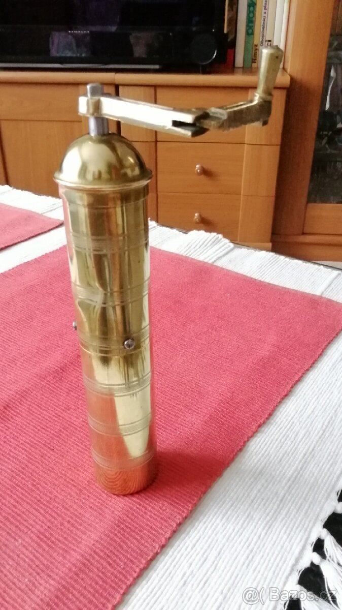 ruční mlýnek na kávu