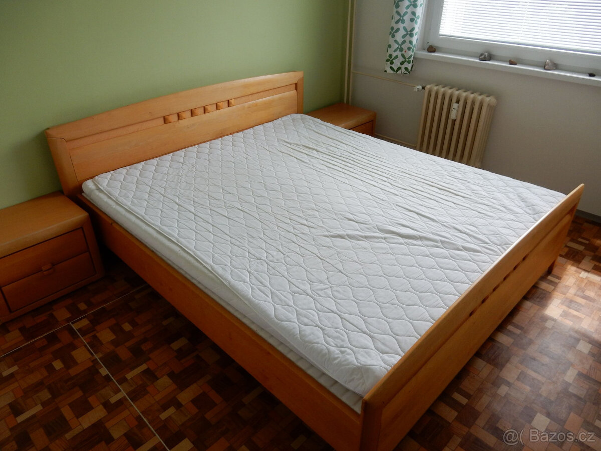 Manželská postel z masivu olše