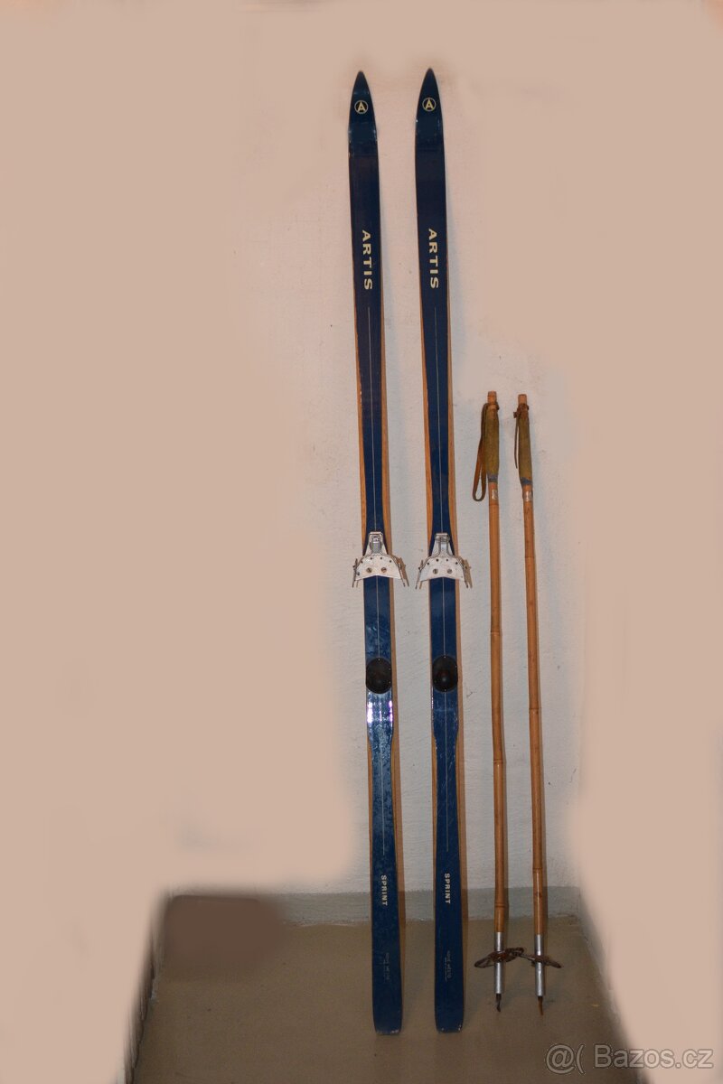 Retro starožitné dřevěné běžky