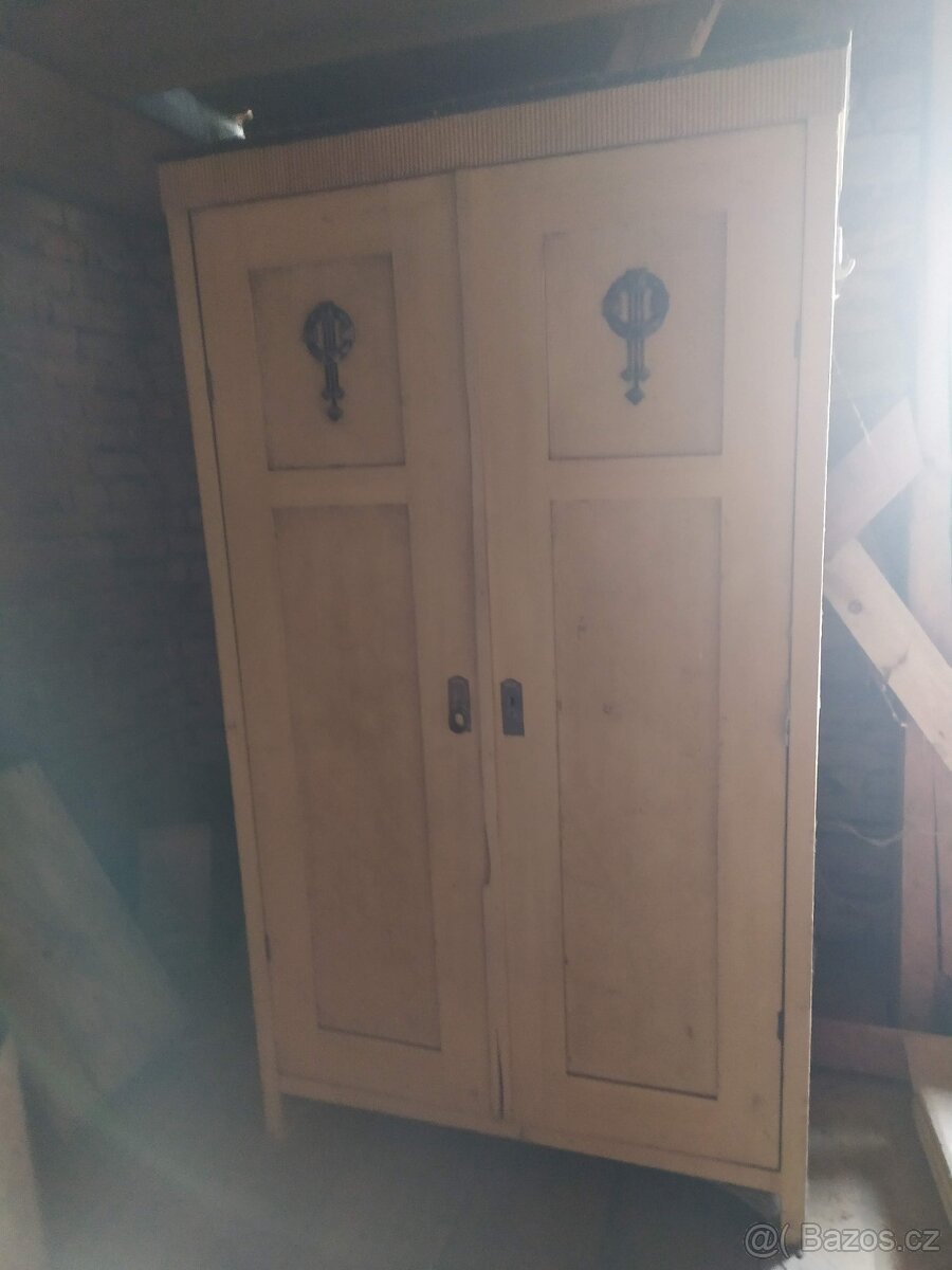 Starožitná skříň