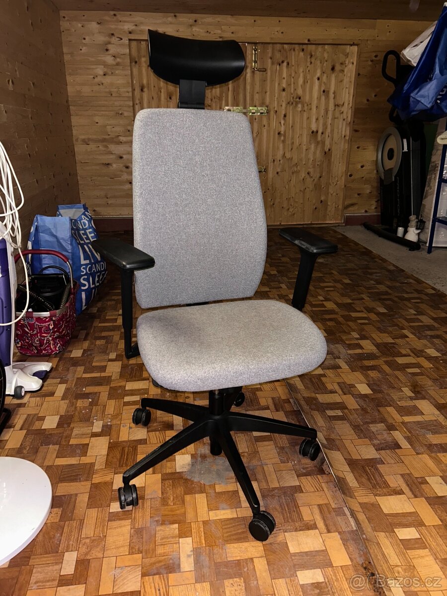 Šedá kancelářská židle