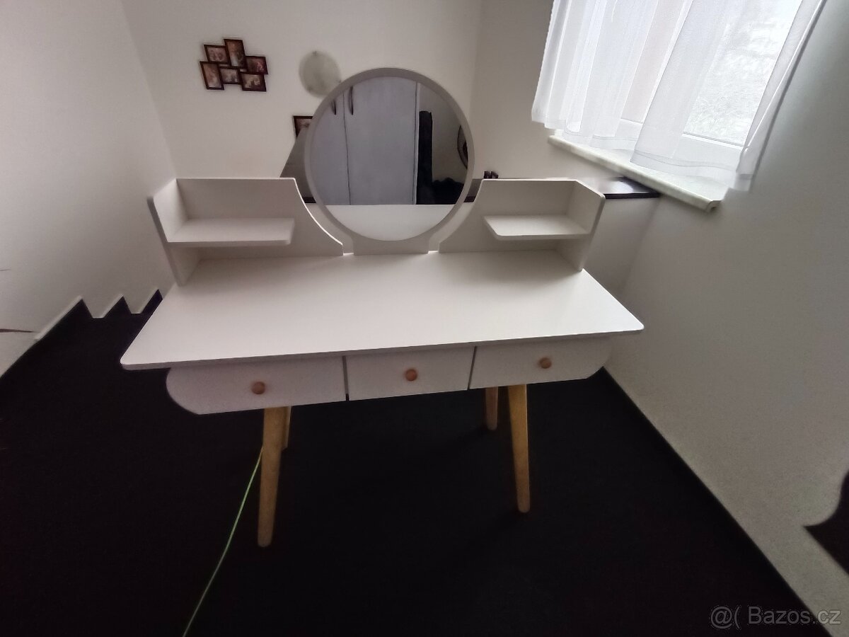 Toaletní stolek se zrcadlem
