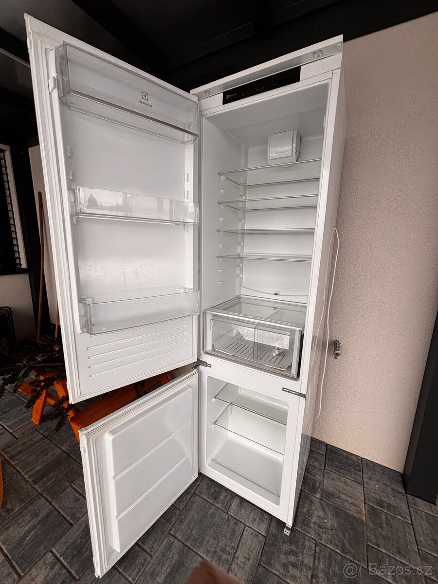 Lednice Electrolux LNS8FF19S na díly