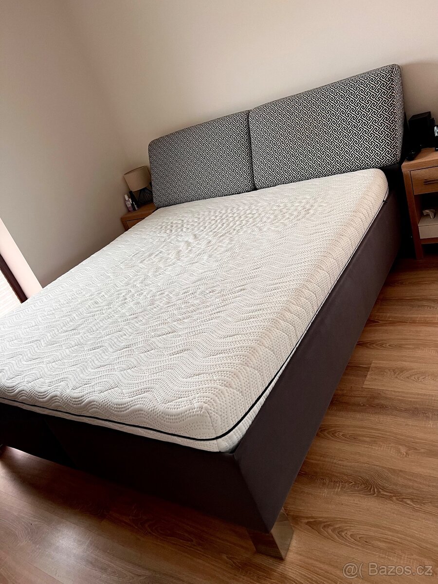 Čalouněná manželská postel