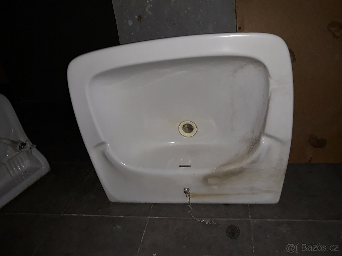 Umyvadlo se špuntem a starým sifonem.