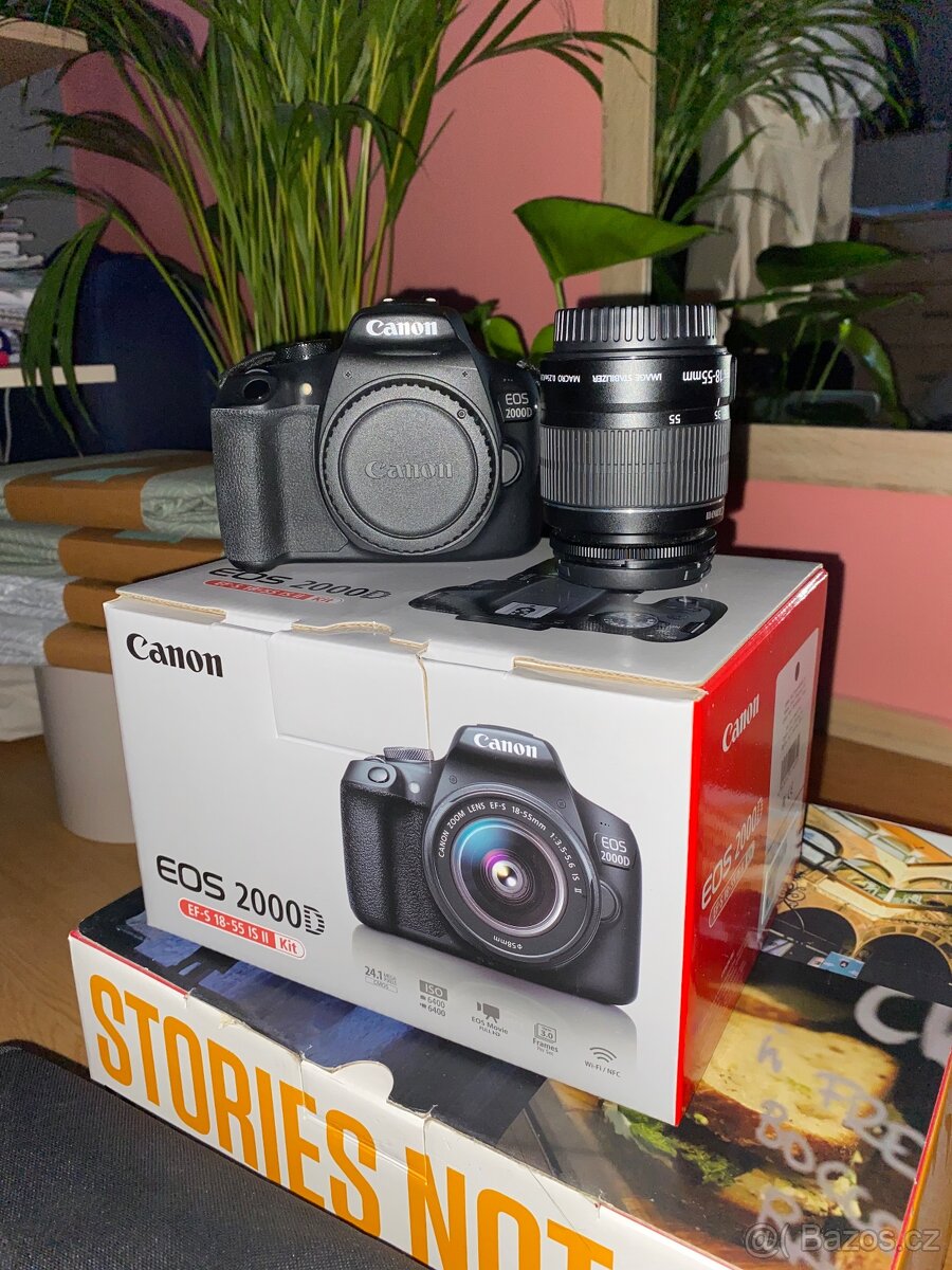 Canon EOS 2000D s objektivem a příslušenstvím