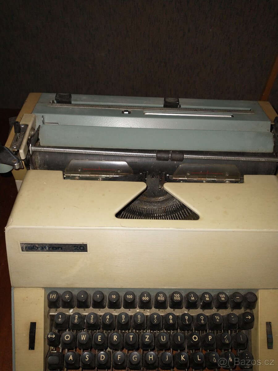 Prodám psací stroj Robotron