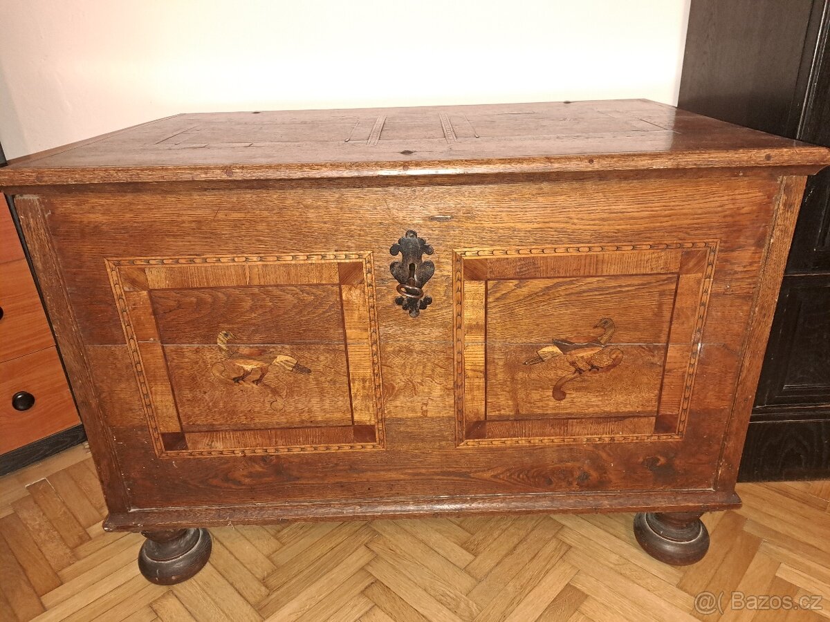 starožitný nábytek Barokní truhla zdobená