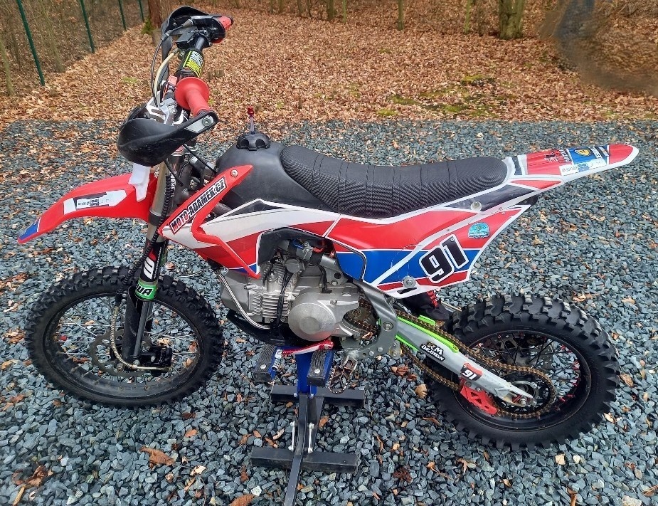 Dva pitbike s motorem Daytona a s motorem Stomp Detroit 170