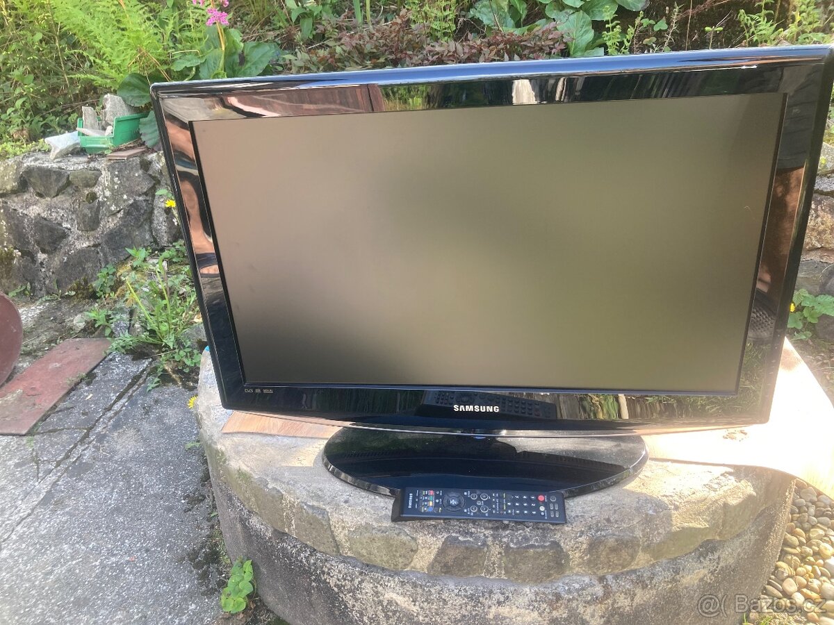 Samsung LCD TV 32" + příslušenství